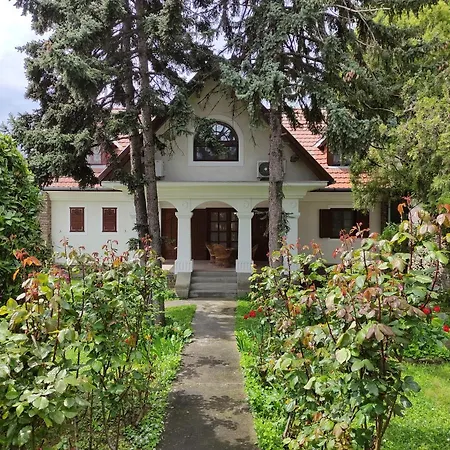 Katerina Vendeghaz Pensión 3*