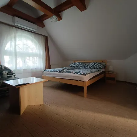 Katerina Vendeghaz Pensión 3*